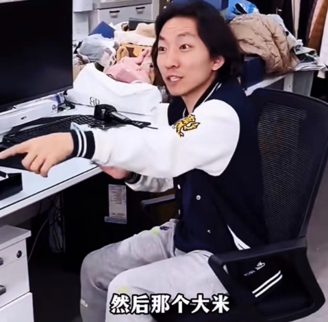 小金和老金急眼；我家这么多事你一点不关心
今天一大早，小金又开始直播卖货了，在竭