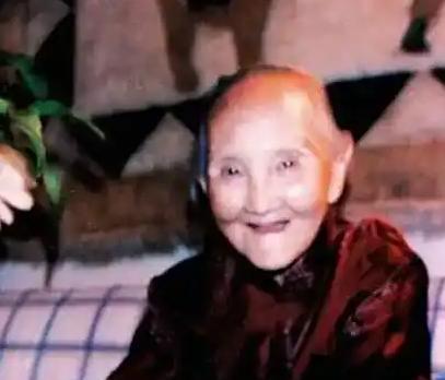 她与宋美龄同年生死，106岁，生了13个博士，美国总统都为她祝寿！
麻烦各位读者