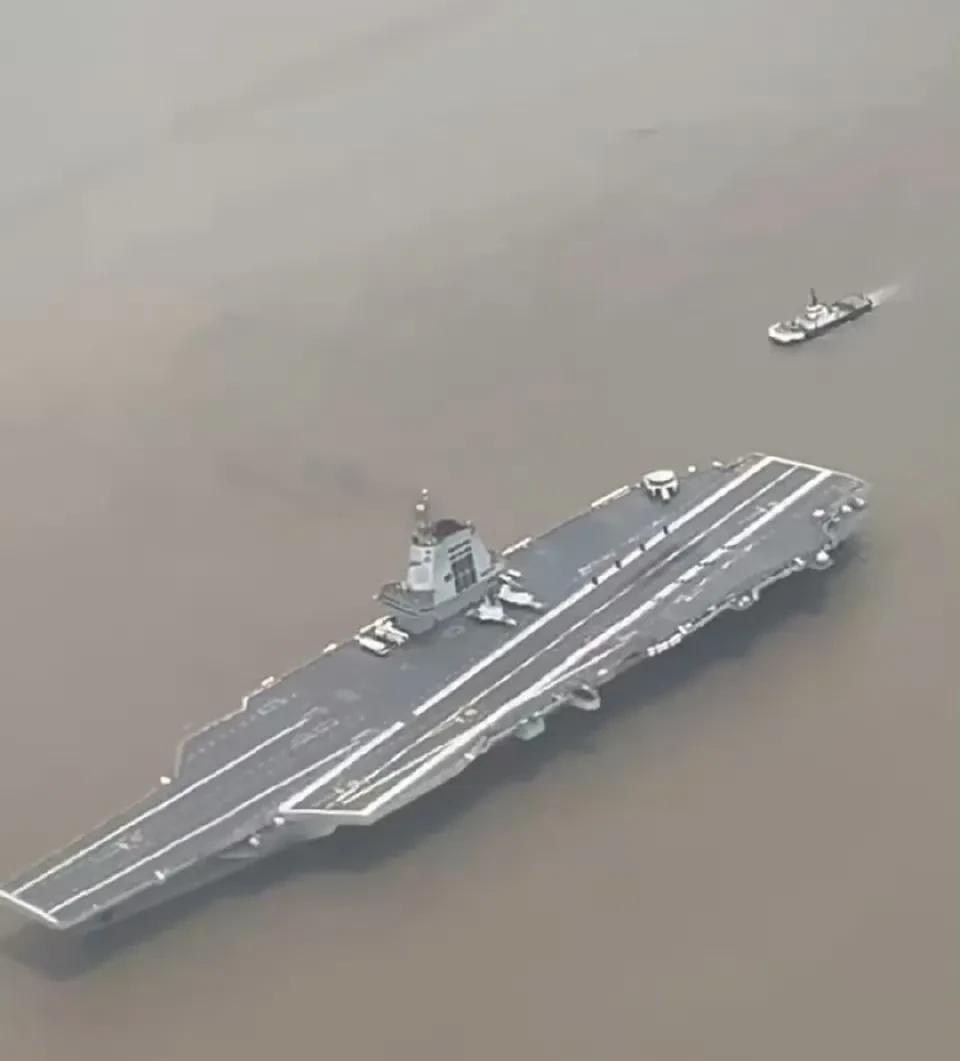 第八次海试结束，甲板上轮胎印非常深，说明已经进行了比较高强度的起降测试。
这个很