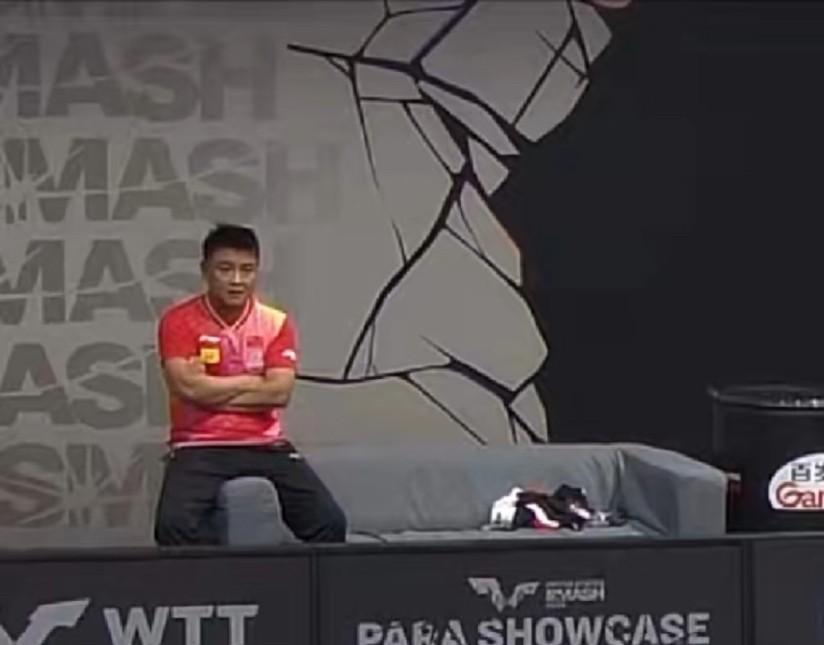 心疼王皓3秒钟，陈垣宇一轮游输球，网友说怪王皓不好好坐沙发，坐在沙发扶手上，让比
