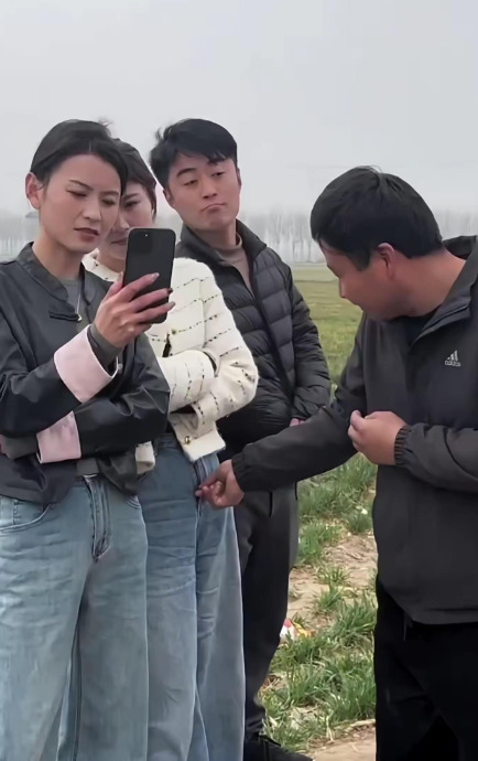 虽然是夫妻但是这个举动在人前也不应该做啊