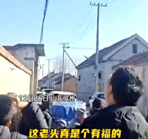 “科学家都解释不了原因！”山东一88岁老人去世后，子女将他的骨灰盒带回家安葬。