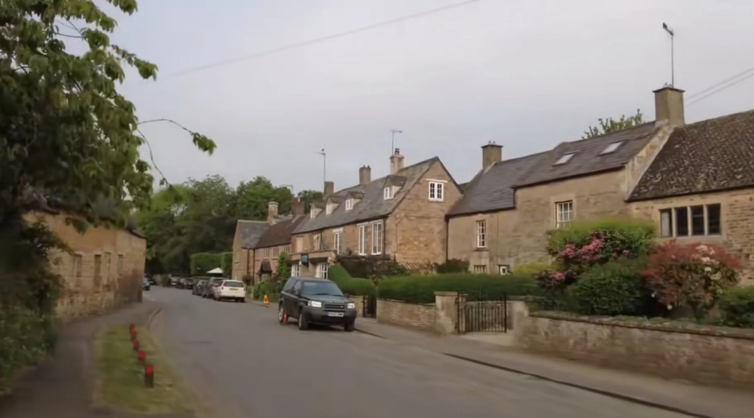 英国太穷了，现在是2025年了，可是英国农村住的还是一百多年前的老房子，也就是1