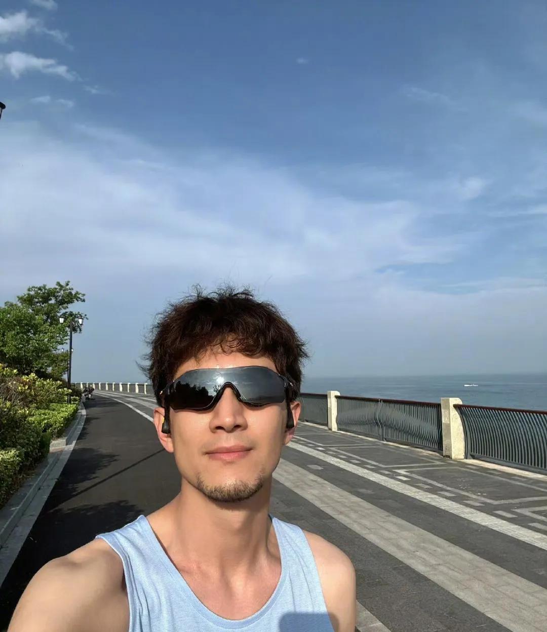 当风吹过的夏天，看见了林更新，好久不见，还是这么帅呀，只是多了一撮小胡子，感觉有