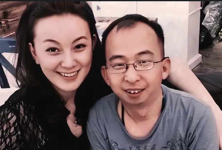 别人都说他长的丑，不适合拍戏，他最终华的转身，还当上了导演，他靠自己的才华娶了一