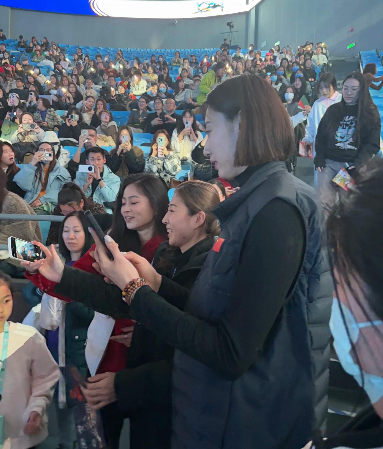 短道速滑世锦赛中国队战绩不佳，女排球星王媛媛现场加油助威