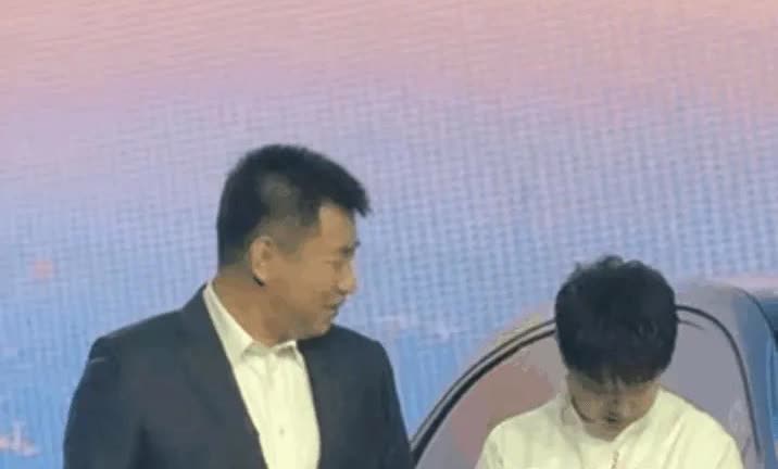 我直接被莎莎的敬业精神惊到！昨天红旗直播间，我发现莎莎老往衣服上瞧。仔细一看，她