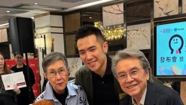 姜大卫父子罕见同框！姜大卫身子骨很硬朗，儿子姜卓文长相很反派