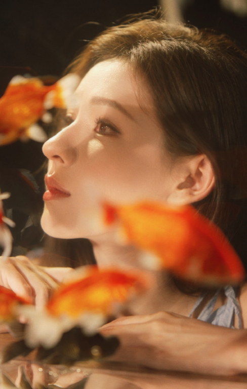 张予曦这超绝的氛围感美照，是不是超可以的？