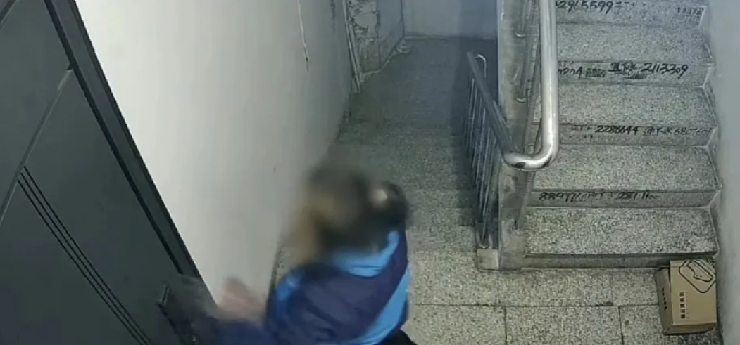 一男子遭精神病邻居砸门咒骂两年半
光报警就报了200多次
可是却因为没有刑事案件
