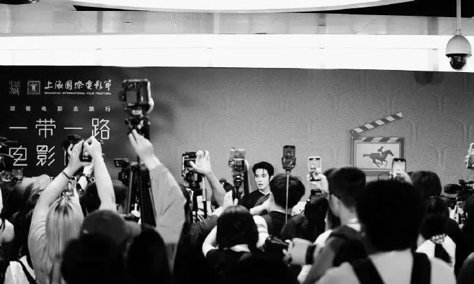 黄晓明唐嫣于适同框：光影交织下的代际对话与艺术共鸣
当#黄晓明唐嫣于适同框#的词