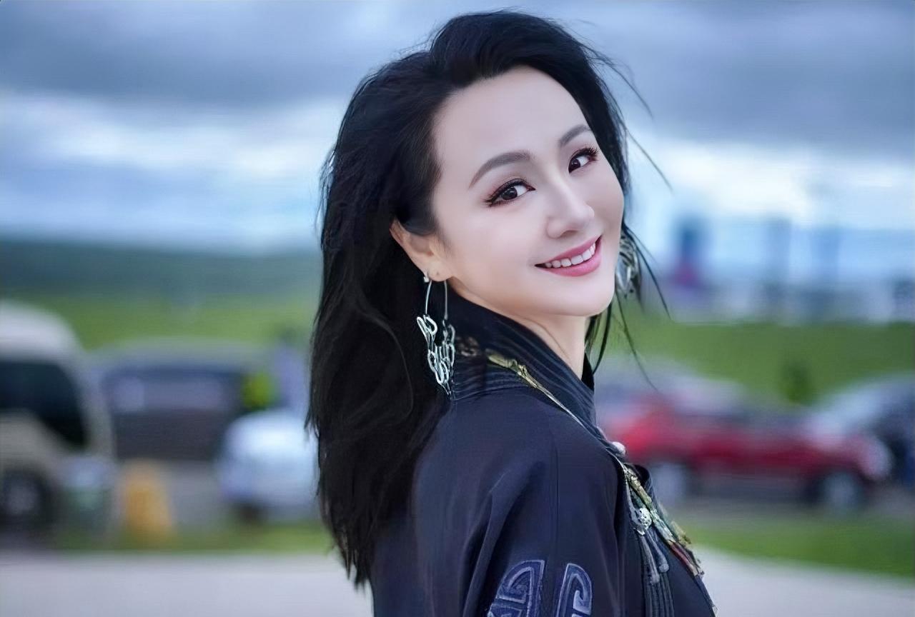 家人们，娱乐圈又有大新消息！曹颖亲自辟谣“术后仅8天就复工”这一说法啦！
此前，