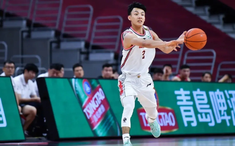 看到中国男篮这个样子，虽然很多球迷，都想徐杰上去打，去拯救中国男篮，但恕我直言，