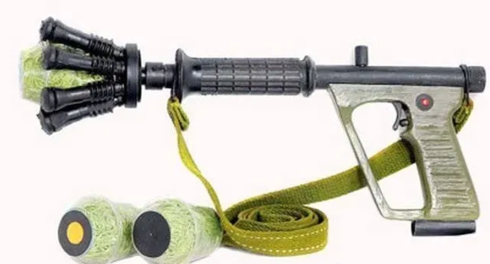 近日，俄罗斯军方表示他们开始量产一款名为“蜘蛛”的手持式网枪，专门用来装备前线部队击落乌军无人机