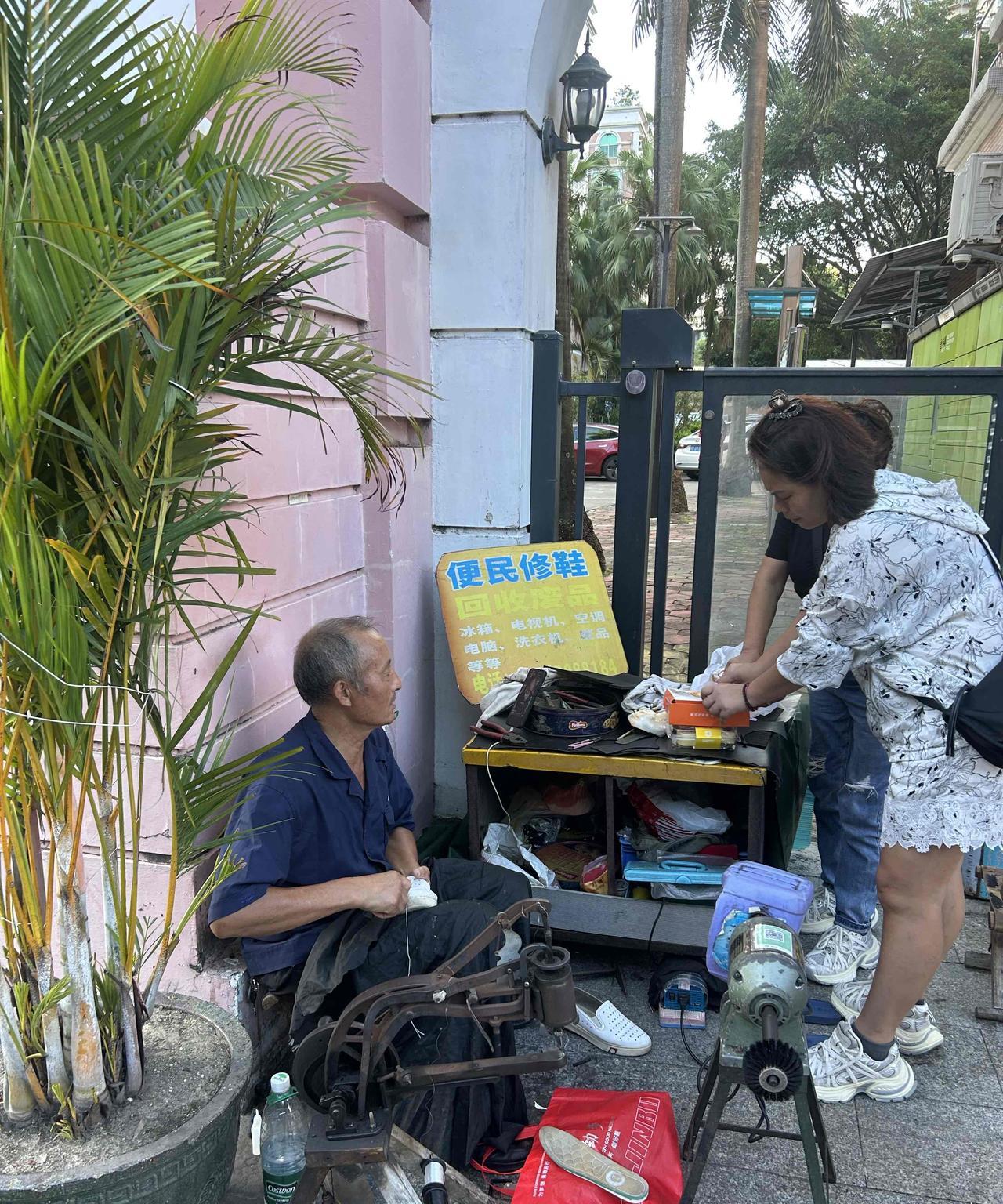 这是南方一个城市的秋天，我过来补一补我的思念。
这个老哥，在这个角落已经“营生”