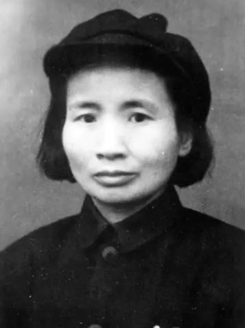 1932年共产党员钱瑛被捕，被押送的路上，突然想到牺牲的丈夫送她的怀表，若被敌人