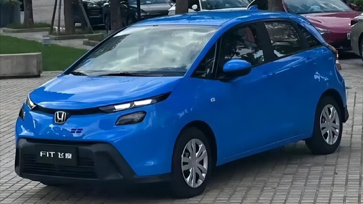 本田飞度小改款曝光实车照，车头造型近乎大改，屏幕主机尺寸加大