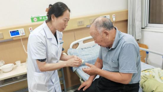弋艳枝：从白衣天使到养老领路人