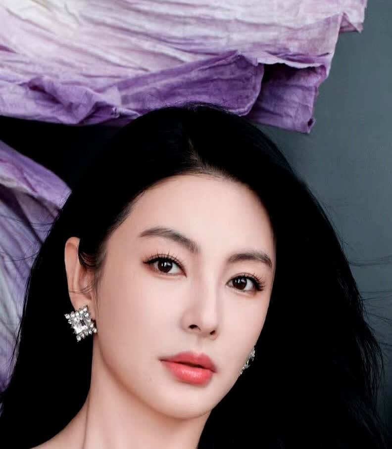终于明白张雨绮为啥不结婚了

不是没人馋她身子，

而是她有一个很重要的