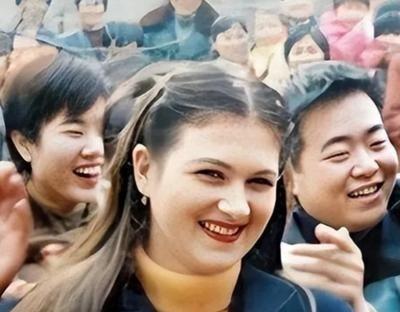 1998年，乌克兰美女远嫁给河南小伙，婚后8年生了3个孩子，可她却让孩子都入了乌