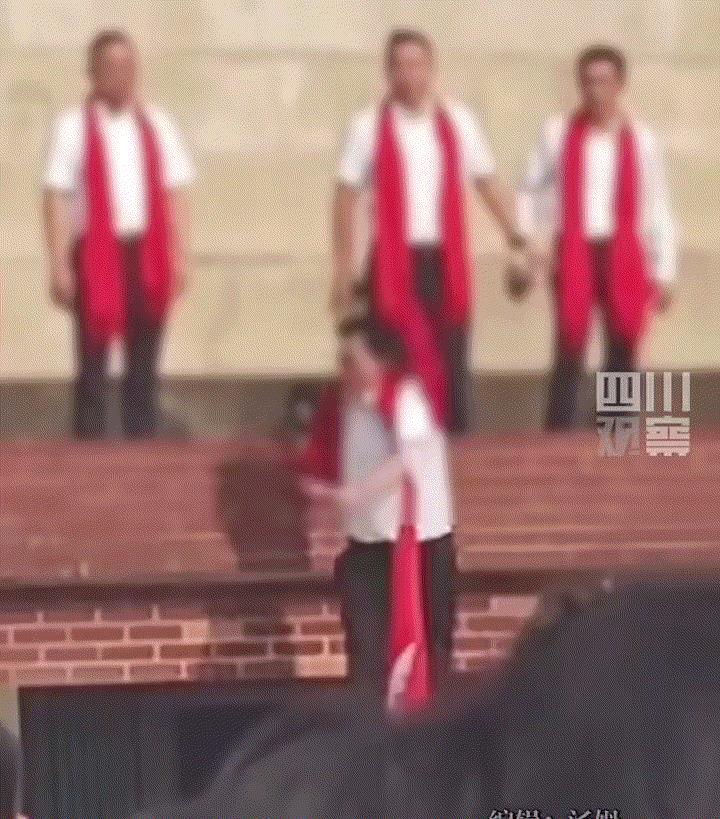 太辛苦了！湖南永州，一所中学高三年级成人礼仪式上，一名老师在舞台上参加仪式时，因