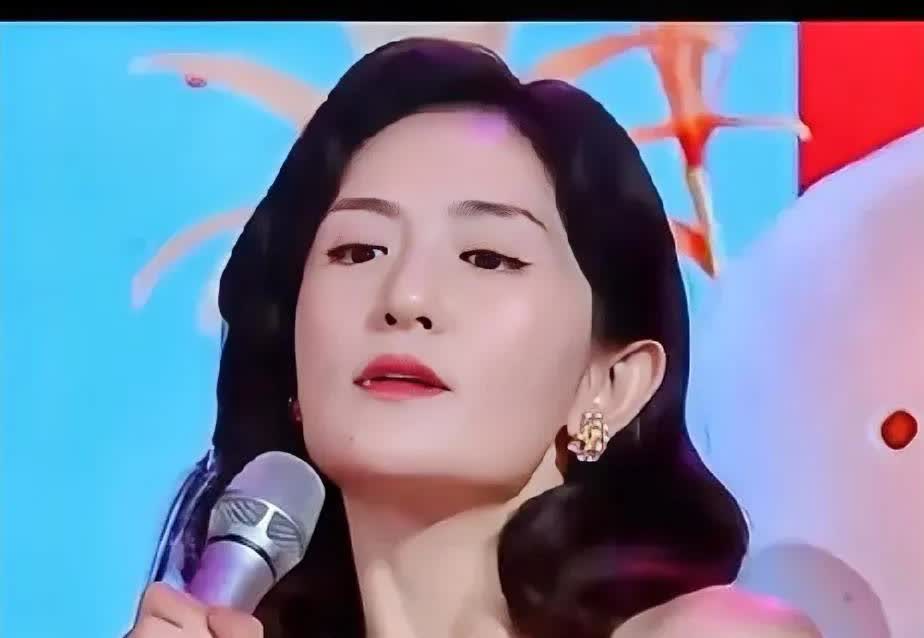 不知道大家发现没？
谢娜有一个很值得学习的点
作为演员、歌手、主持人，她其实