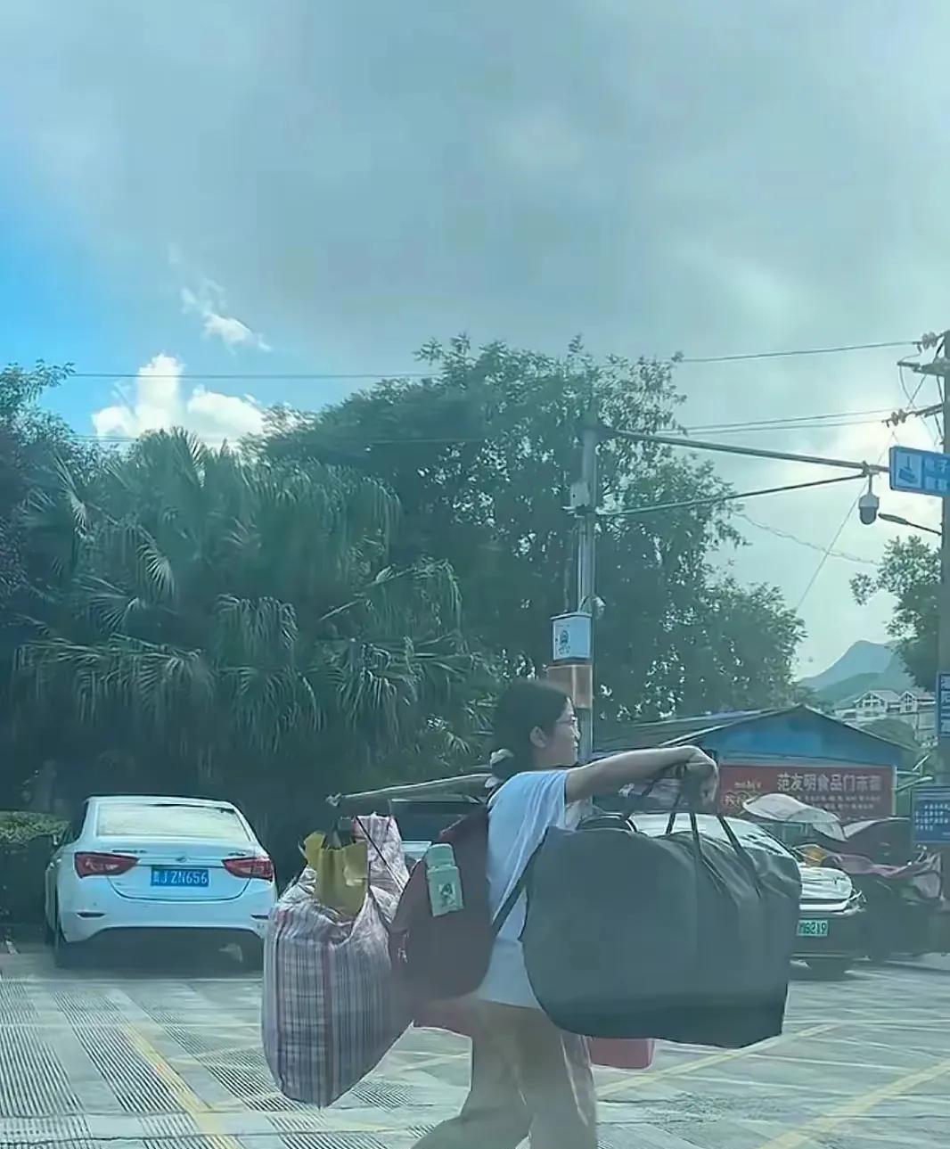 事发广西桂林，一个高考完用木棍挑行李回家女孩感动无数网友。
在近些年光怪陆离的高