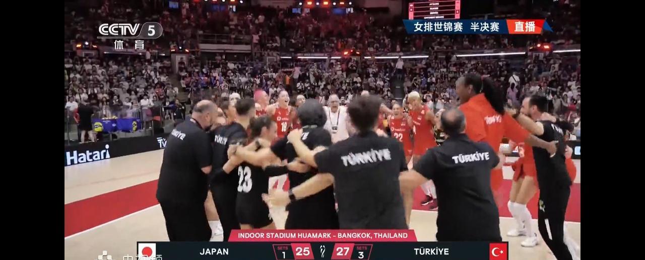 神奇挽救四个赛点，土耳其女排淘汰日本挺进决赛！
1:2大比分落后，日本女排第四局