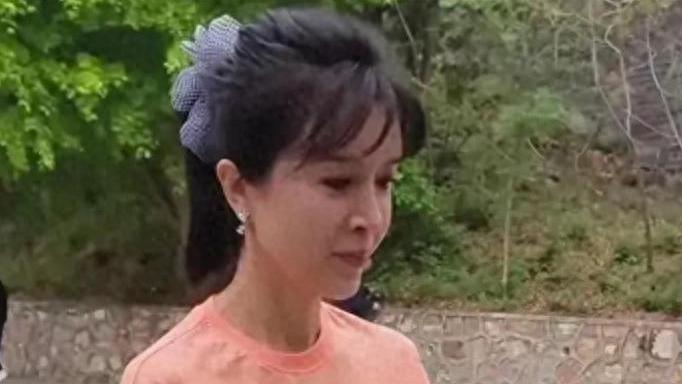 这是50岁？金巧巧被偶遇，身材火辣如超模，可镜头拉近脸…网友沉默了。