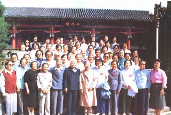 1988年，84岁高龄的邓颖超接见全国妇联五届六次执委会代表及妇女工作者的场景，