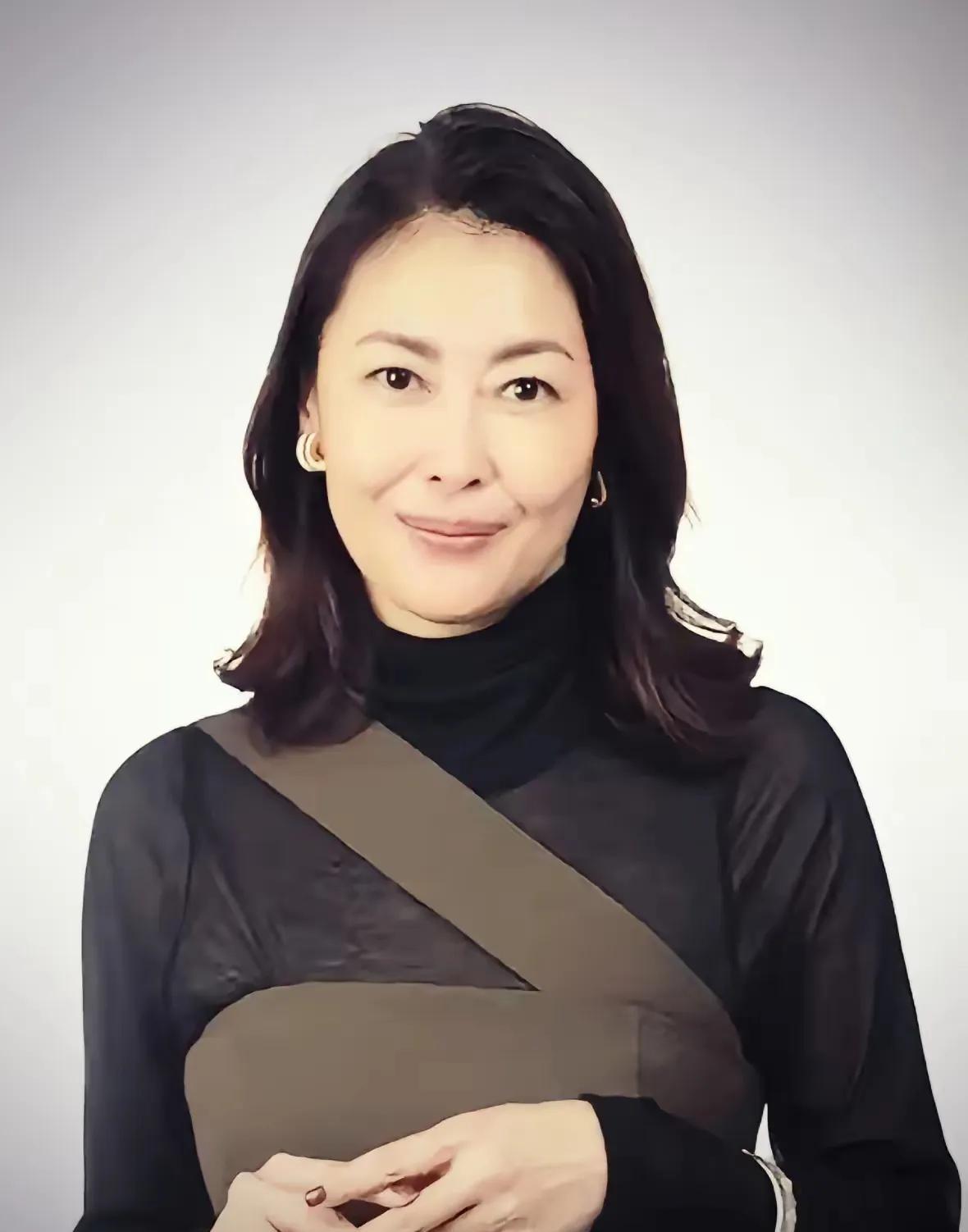 中山美穗的突然离世真的很让人惋惜。
她不是死于疾病。
她也不是死于孤独？
她是洗