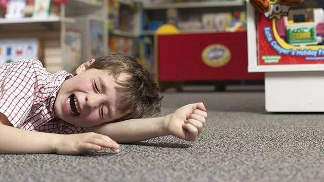 孩子当众撒野，别急着“共情”：第一步永远是抱走