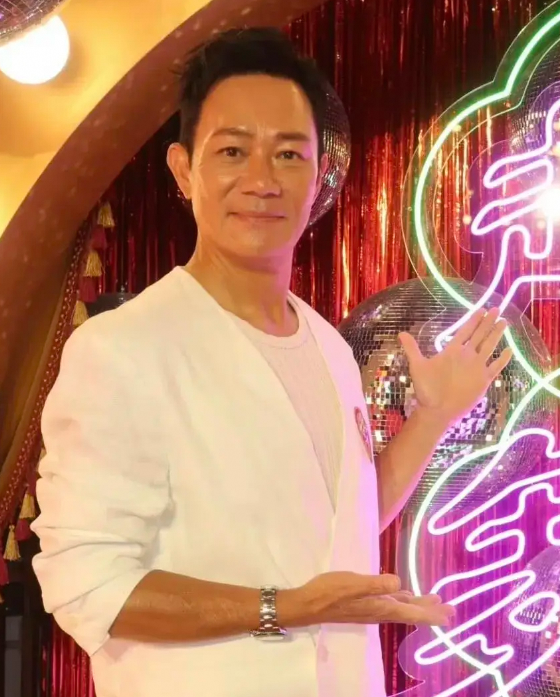 张兆辉签约新公司，忙里偷闲赴英参加儿子毕业典礼