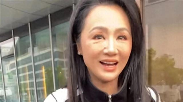 50岁曹颖脸上虽然已经明显有岁月的痕迹了，但身材不错性格也很好