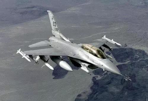 俄战机侵入苏梅，乌F-16开火击落苏-27，欧洲心凉拒派2.5万欧洲军
来源:深