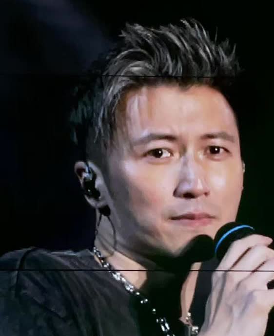 救命！谢霆锋香港首场演唱会居然被骂上热搜？24号启德体育园开唱，25年等一场的期