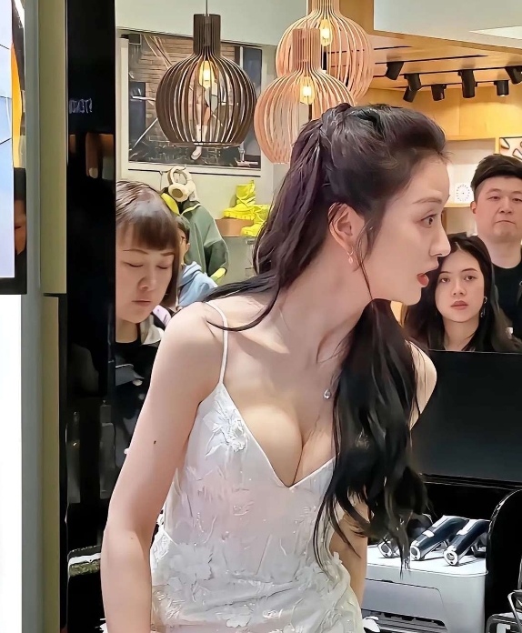 又瘦又有料 ，女明星里很难见到这种呀