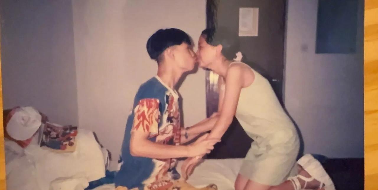小沈阳晒出这张合照，好有年代感！
6月26日，小沈阳在社交平台发文，庆祝与妻子沈
