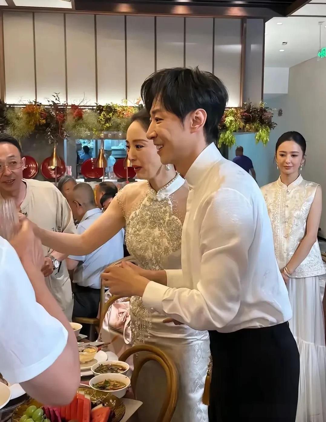 佟丽娅当董璇婚礼的伴娘，感动到哭了，不得不说佟丽娅真的很感性，她也许想到了自己不