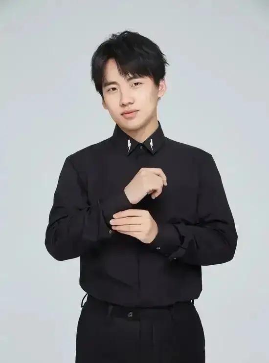 郭德纲直播间，有网友好奇发问：“郭麒麟想找什么样的女朋友啊？”郭德纲笑着回应：“