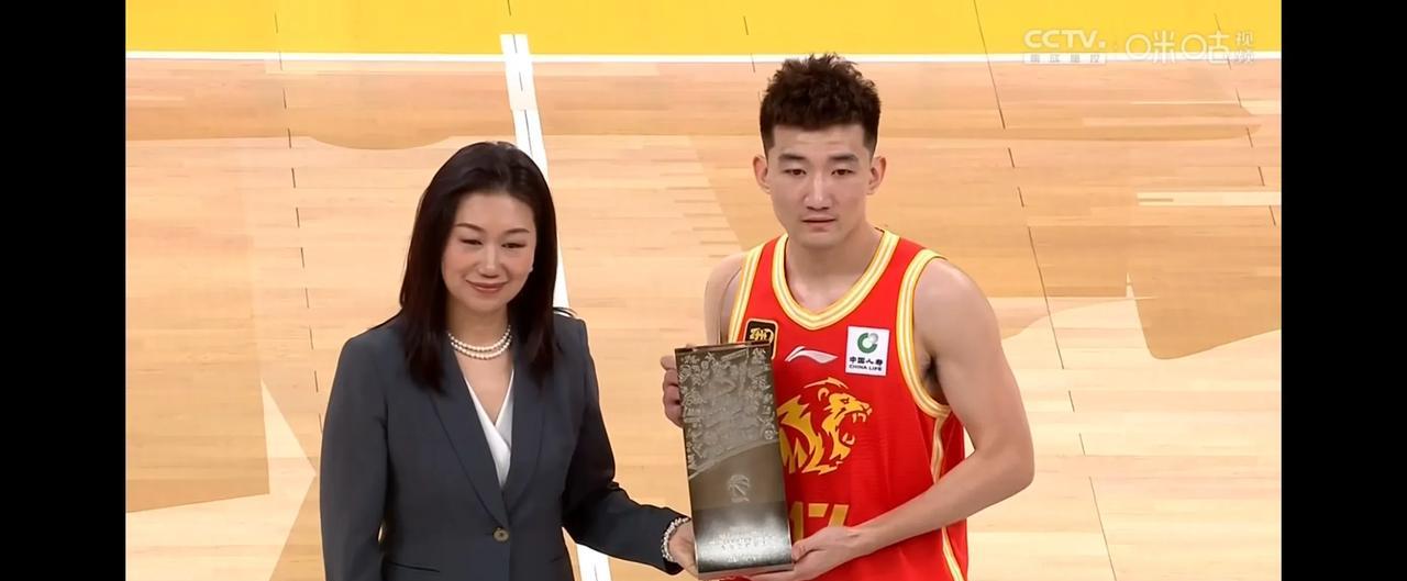 孙铭徽获得常规赛最佳防守…最佳防守人所具备的能力是什么？
预判……也可以称之为欲