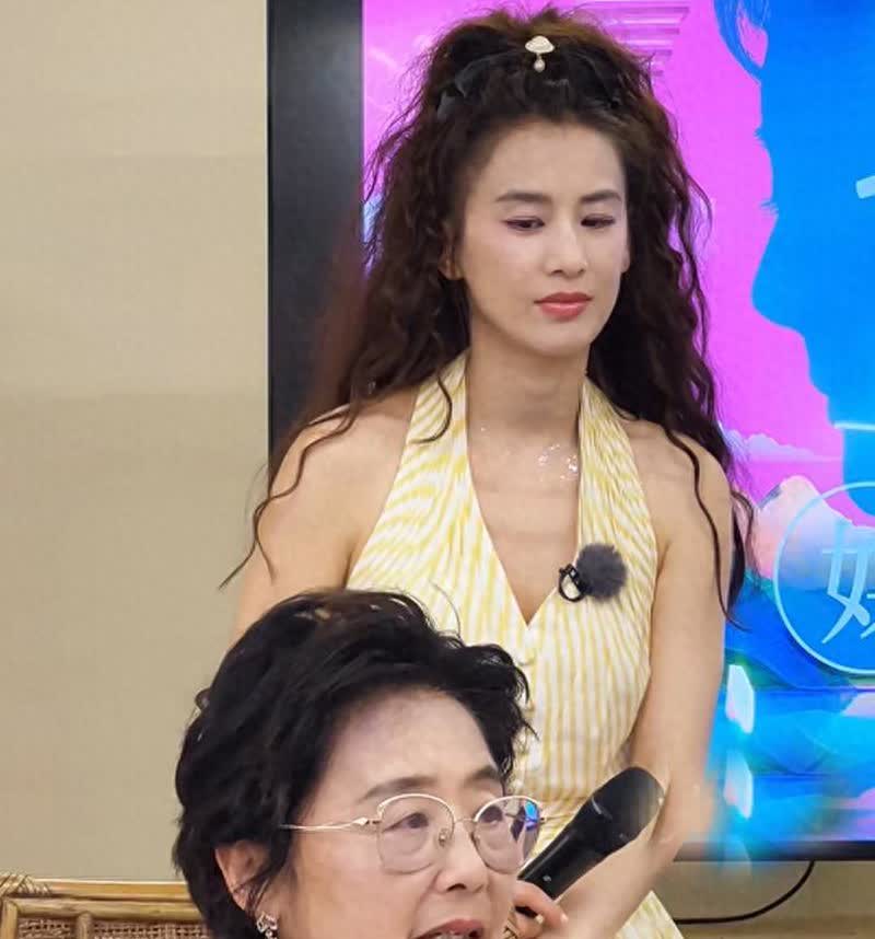 突然有点嫉妒黄圣依

不是嫉妒她42岁依旧貌美如花，

也不是嫉妒她前夫