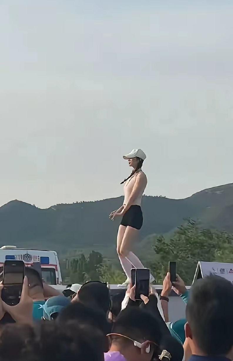完了，被最近火的马拉松小姐姐舞蹈洗脑了。