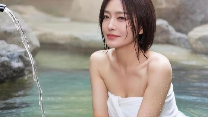 秦岚温泉泡澡路透刷屏，这状态让人忍不住感慨!