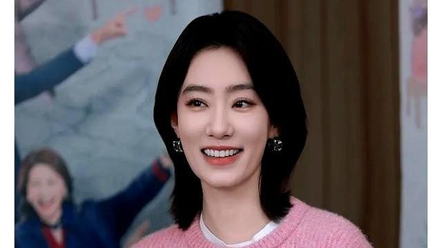 张小斐亮相《好运家》线下活动美照，穿粉色毛衣温婉大气 又美又