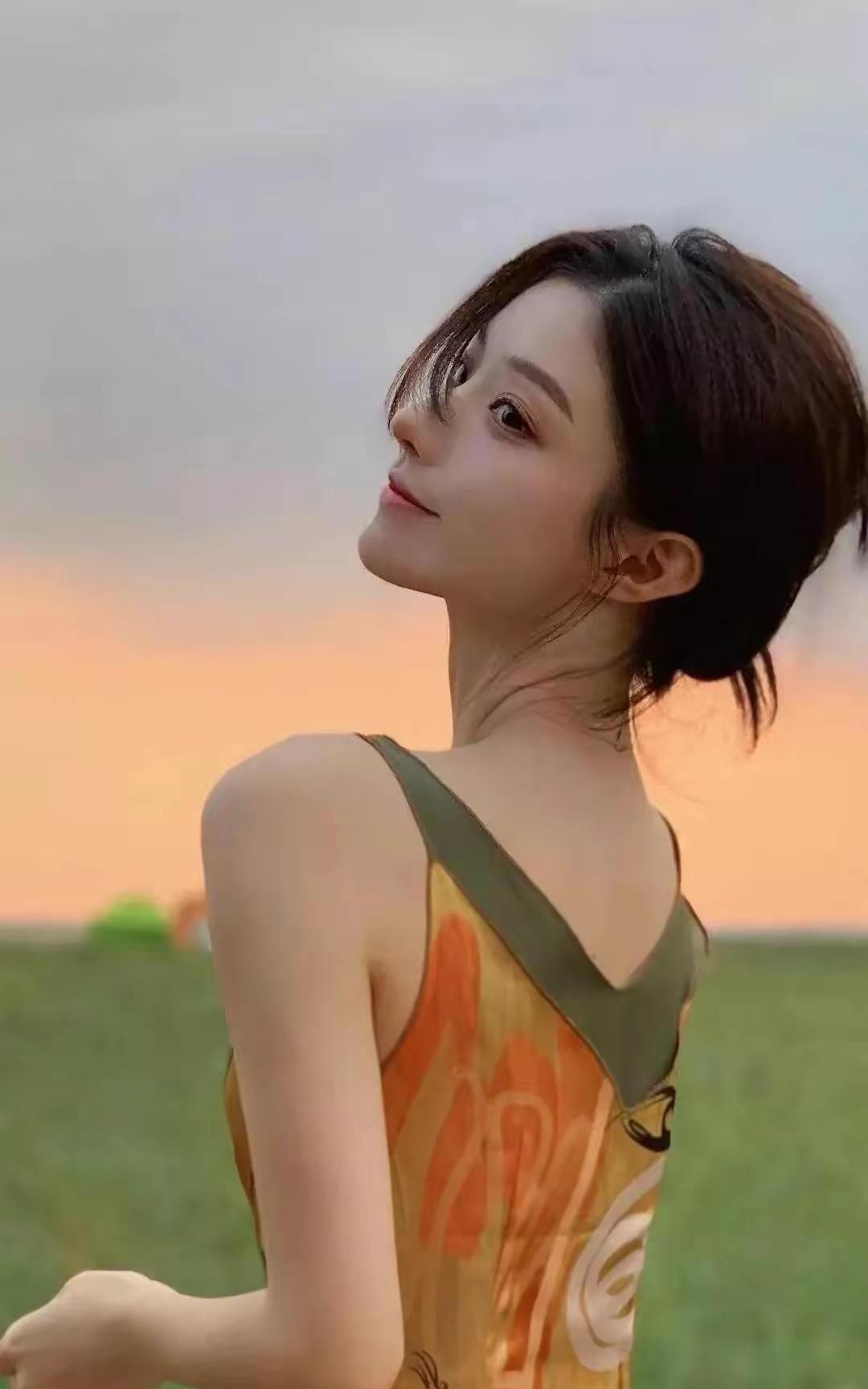 是不是，离婚的女儿不能长时间住在娘家啃老，会影响哥哥嫂子的感情。
邻居婶子家的女