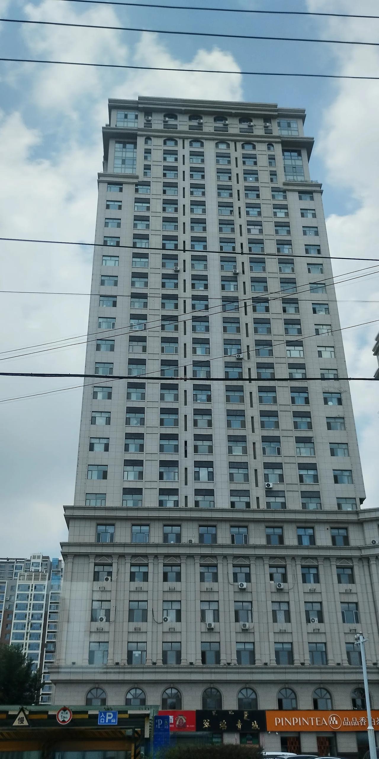 位于乌兰察布东街的这座建筑物很美。你知道它的名字吗？
