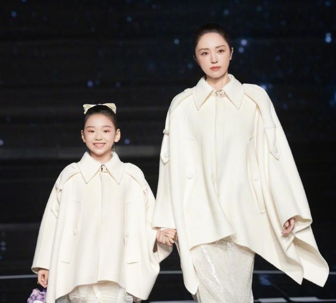 #小酒窝宋佳佟丽娅主演电影片段发布#
     大家，还是很支持小酒窝出道的。