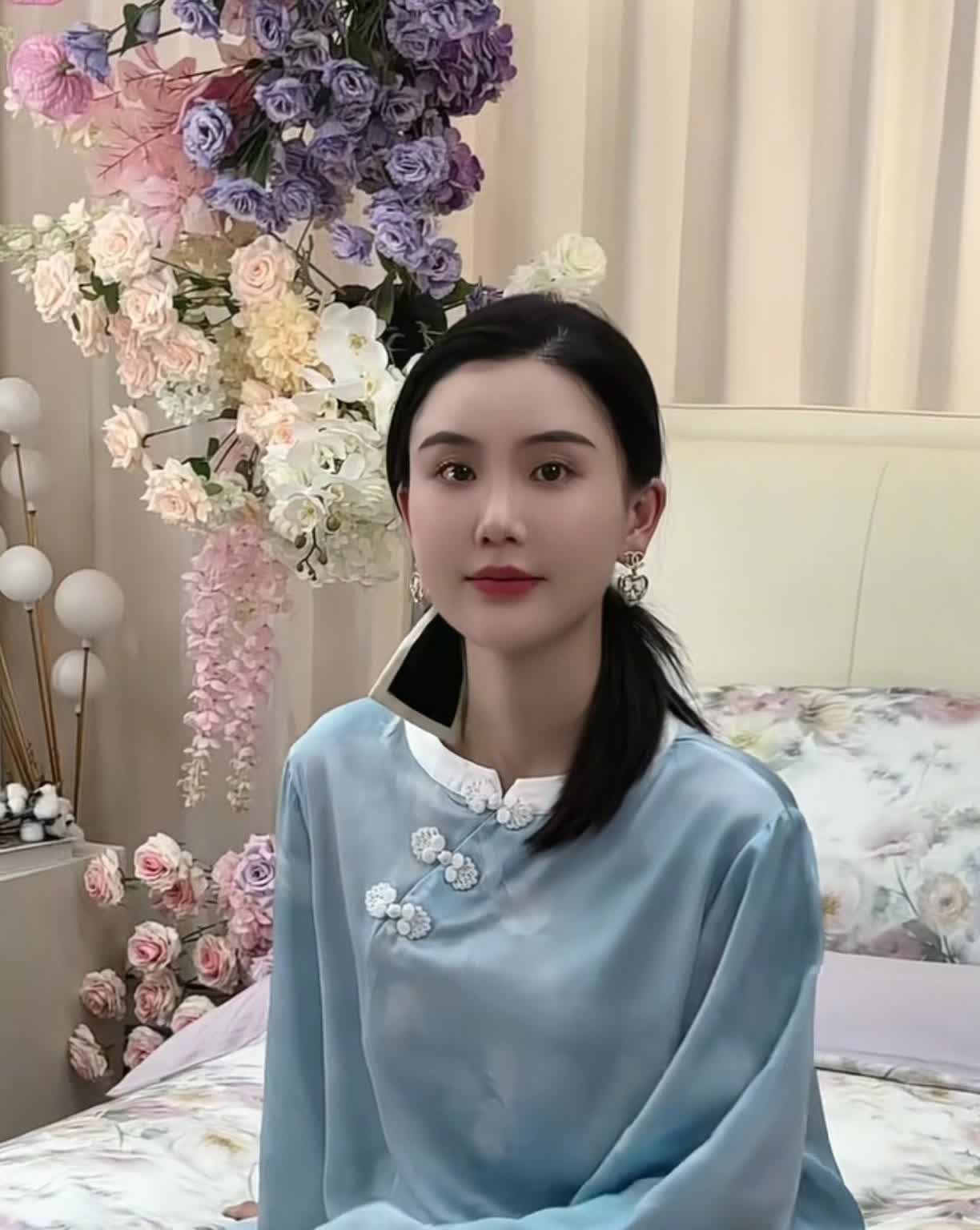 楚玲真的越来越漂亮了，有种明星出道了的感觉。不仅脸蛋长得好，穿衣打扮也越有品味了