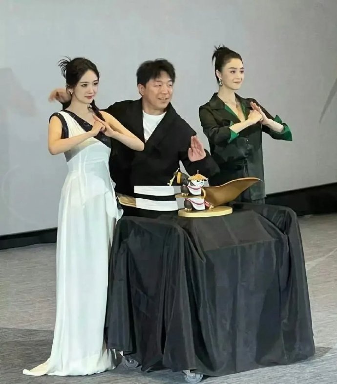 蒋欣单独看着好像很壮实，看了她和杨幂的合照，才知道原来这么瘦 ​​​